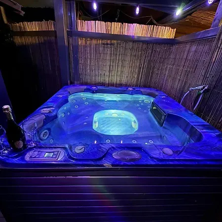 Private Wellnes With Jacuzzi ,sauna And Garden Between Amsterdam Haarlem And Schiphol Airport Vijfhuizen