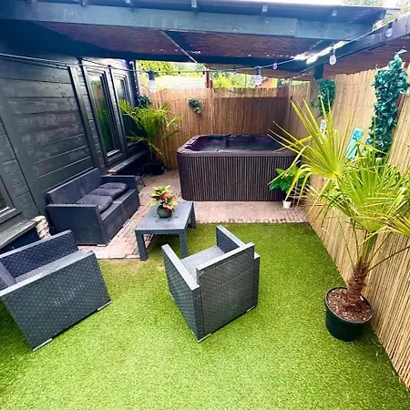 Private Wellnes With Jacuzzi ,sauna And Garden Between Amsterdam Haarlem And Schiphol Airport * Vijfhuizen