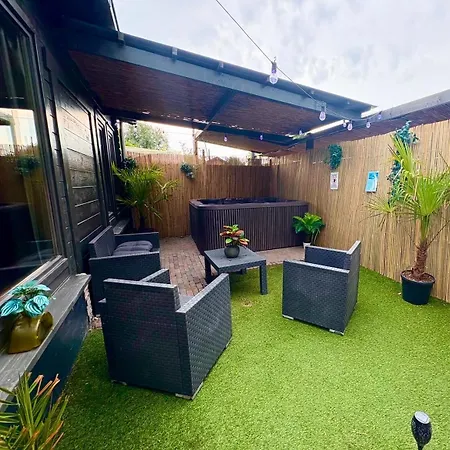 Private Wellnes With Jacuzzi ,sauna&garden Between Amsterdam Haarlem&schiphol Airport