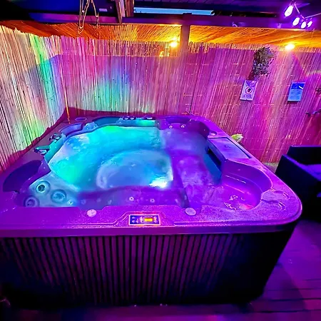 Private Wellnes With Jacuzzi ,sauna&garden Between Amsterdam Haarlem&schiphol Airport * Vijfhuizen
